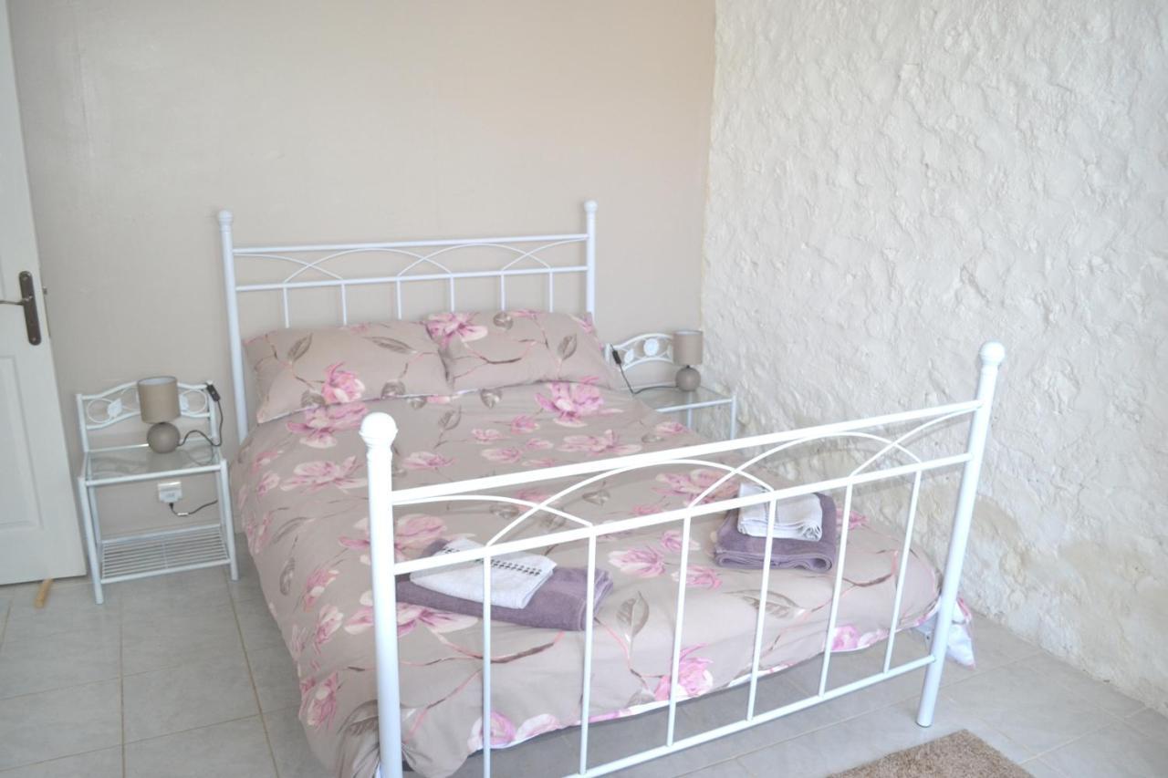 Les Bruyeres Gite Montbron Ngoại thất bức ảnh